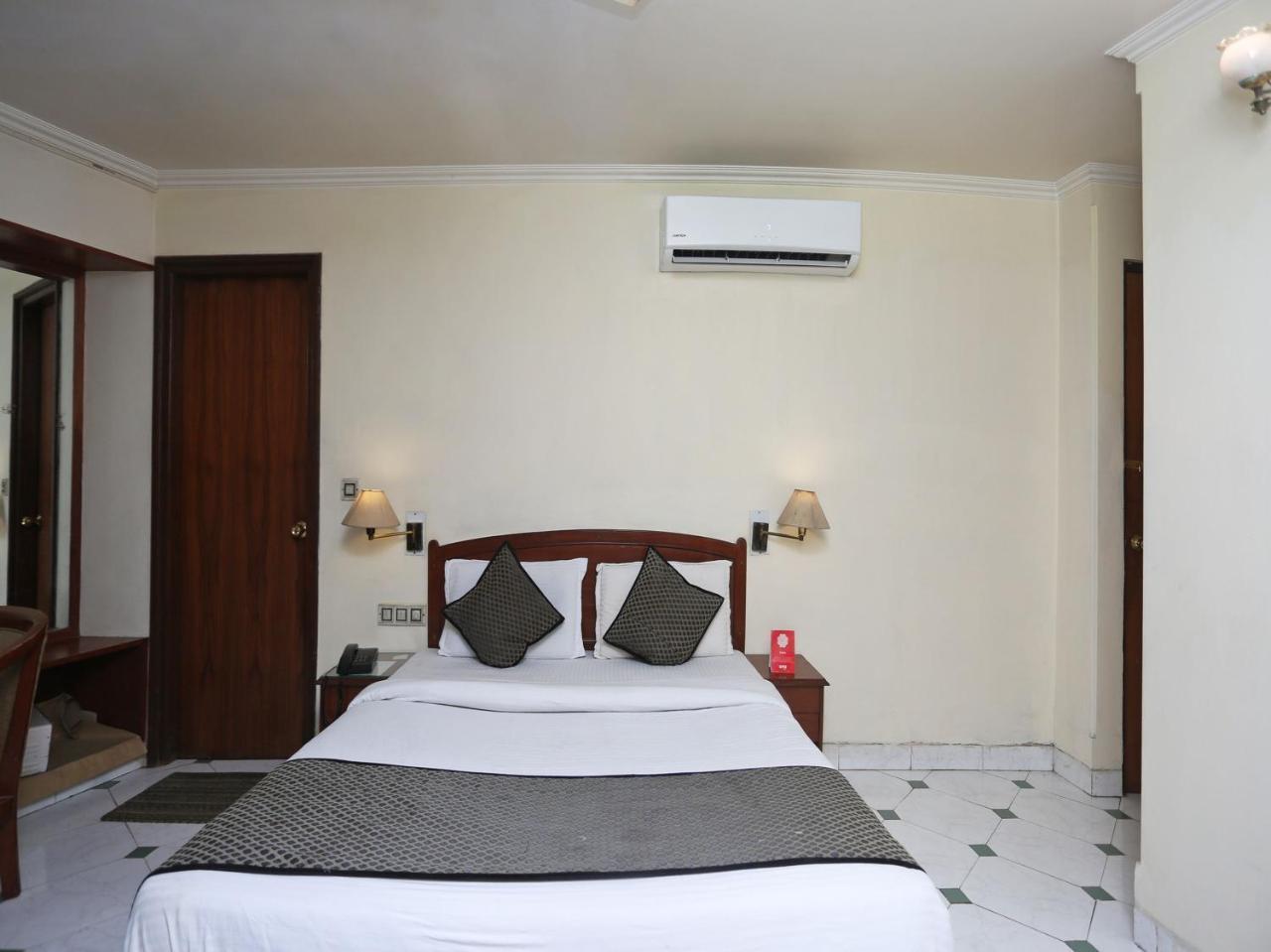 Oyo 3499 Tekarees Hotel 3*