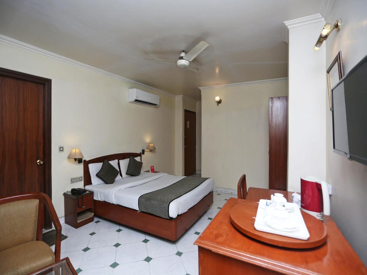 Oyo 3499 Tekarees Hotel 3*