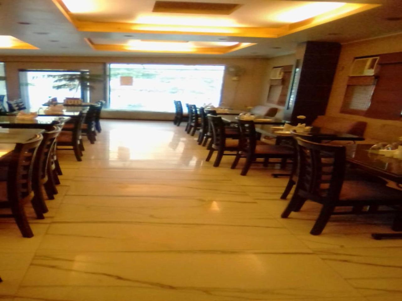 Oyo 3499 Tekarees Lucknow